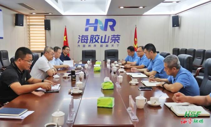 艾轶伦在海南橡胶山荣分公司座谈。